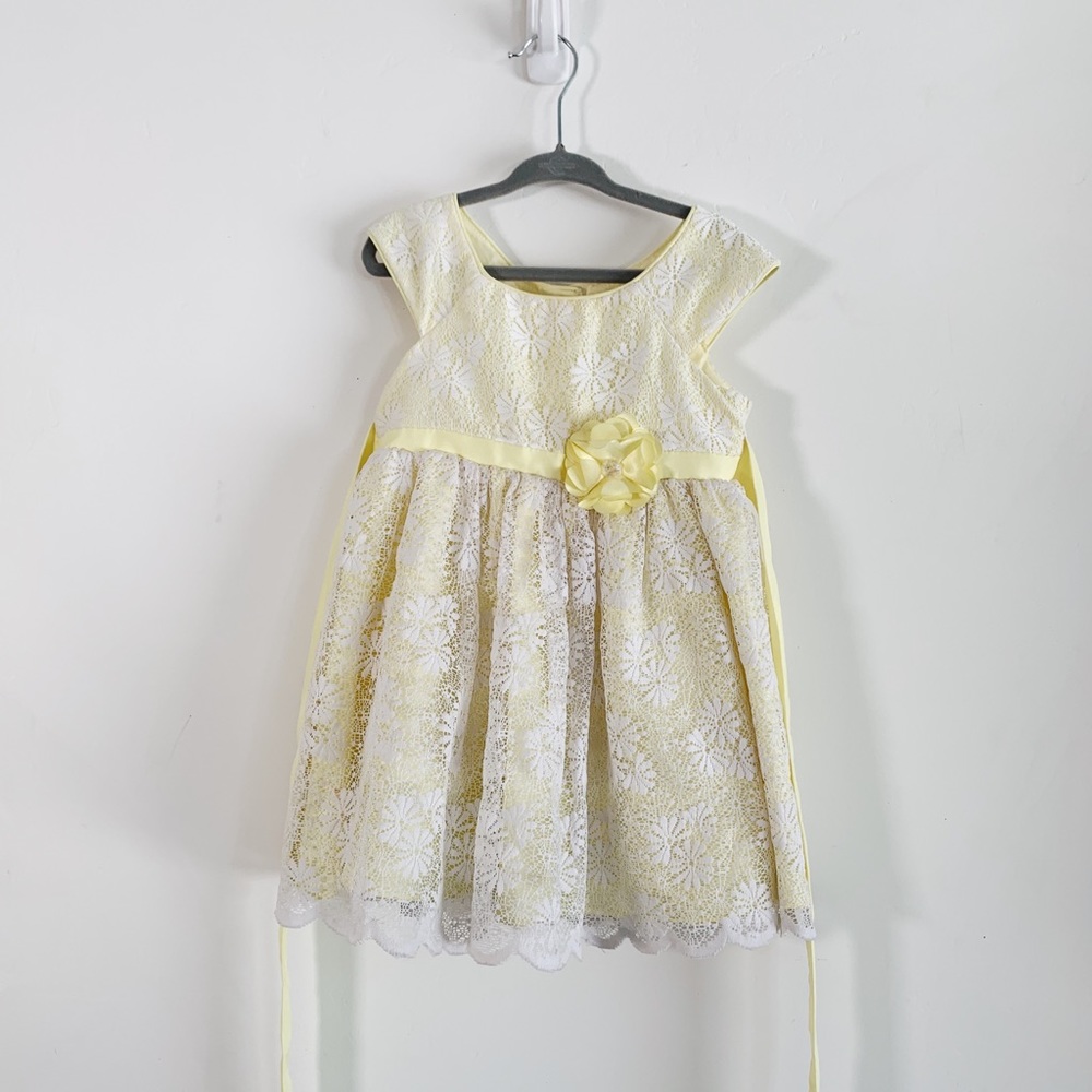 Spring Dress with lace and flower detail